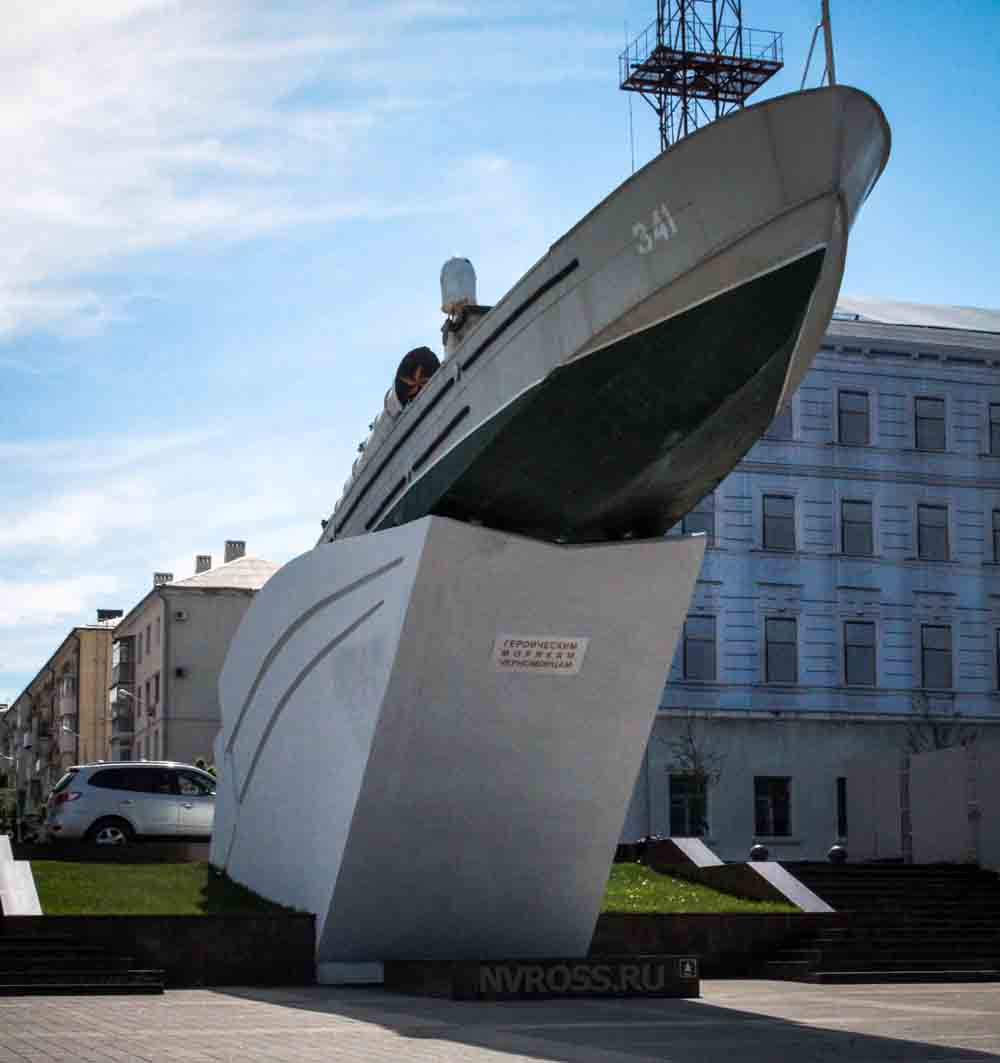 памятник - торпедный катер «Героям морякам черноморцам»